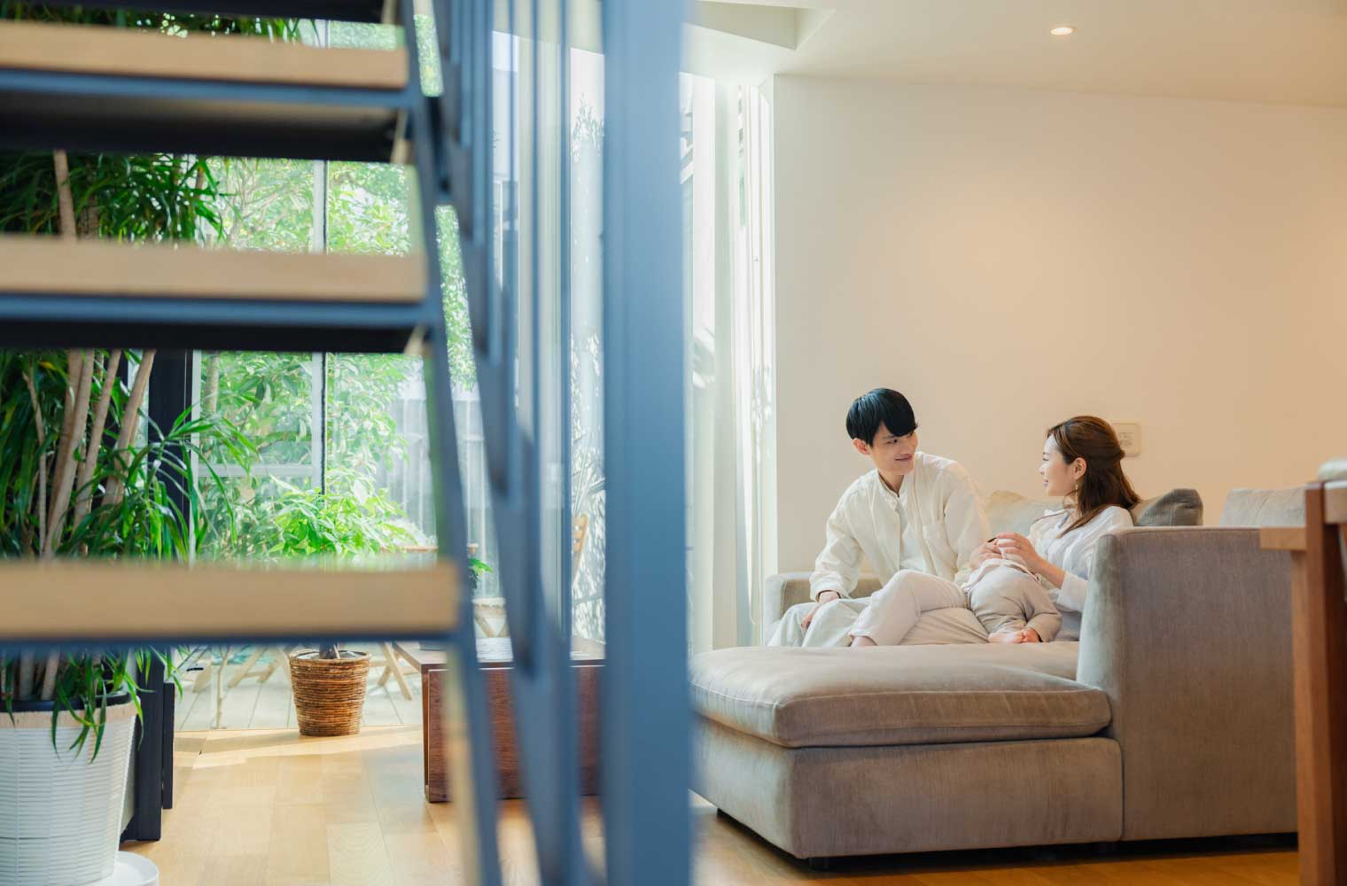 ソファでくつろぐ夫婦