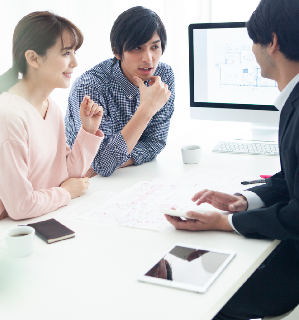 スタッフと打ち合わせをしている夫婦