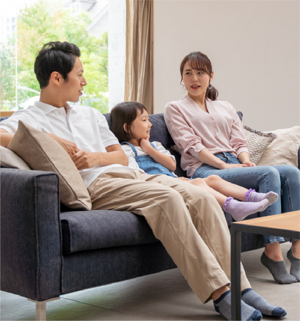 リビングでくつろぐ家族