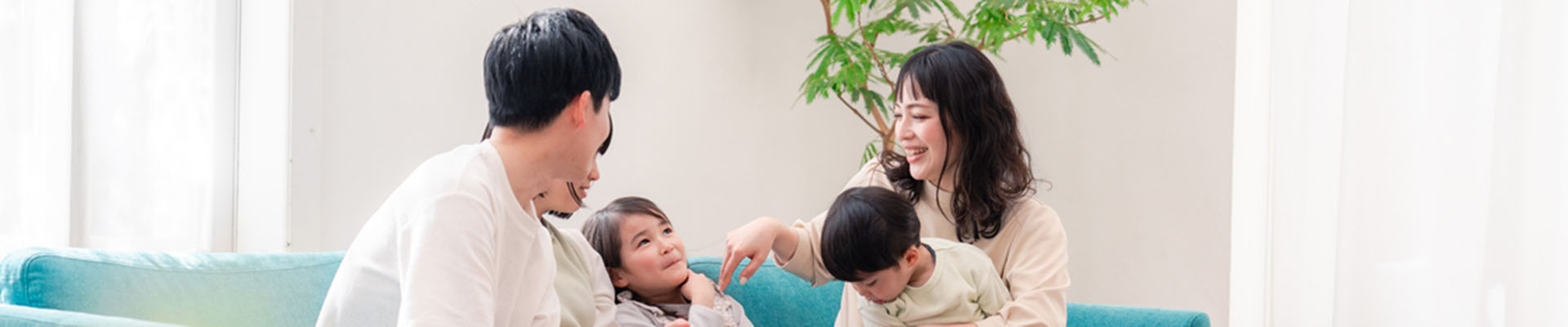リビングでくつろぐ家族