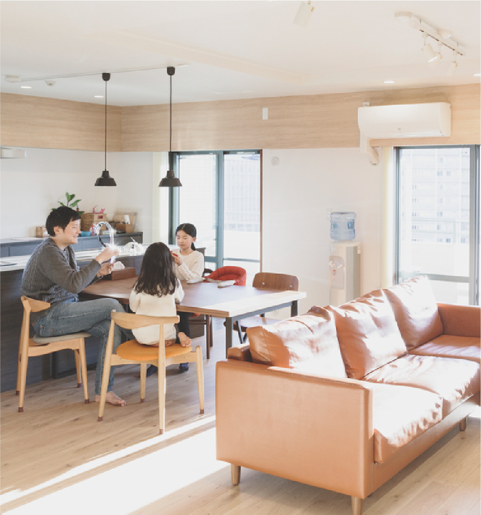 スタッフと打ち合わせをしている夫婦