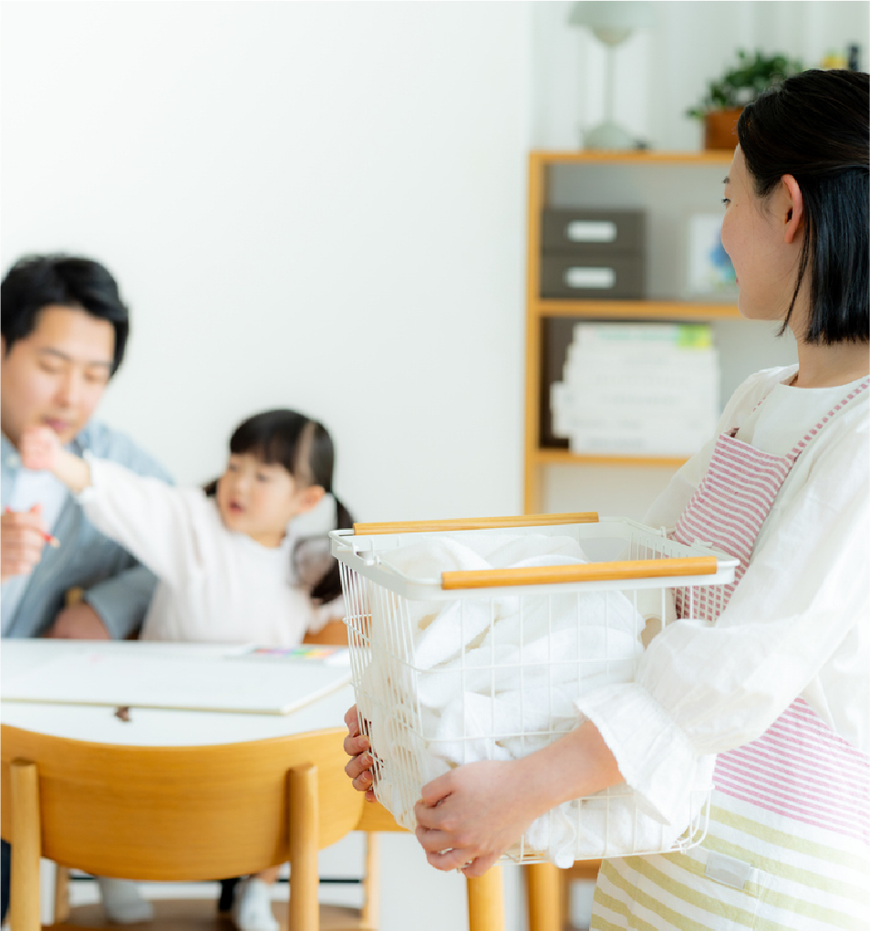 資金計画を説明しているスタッフ