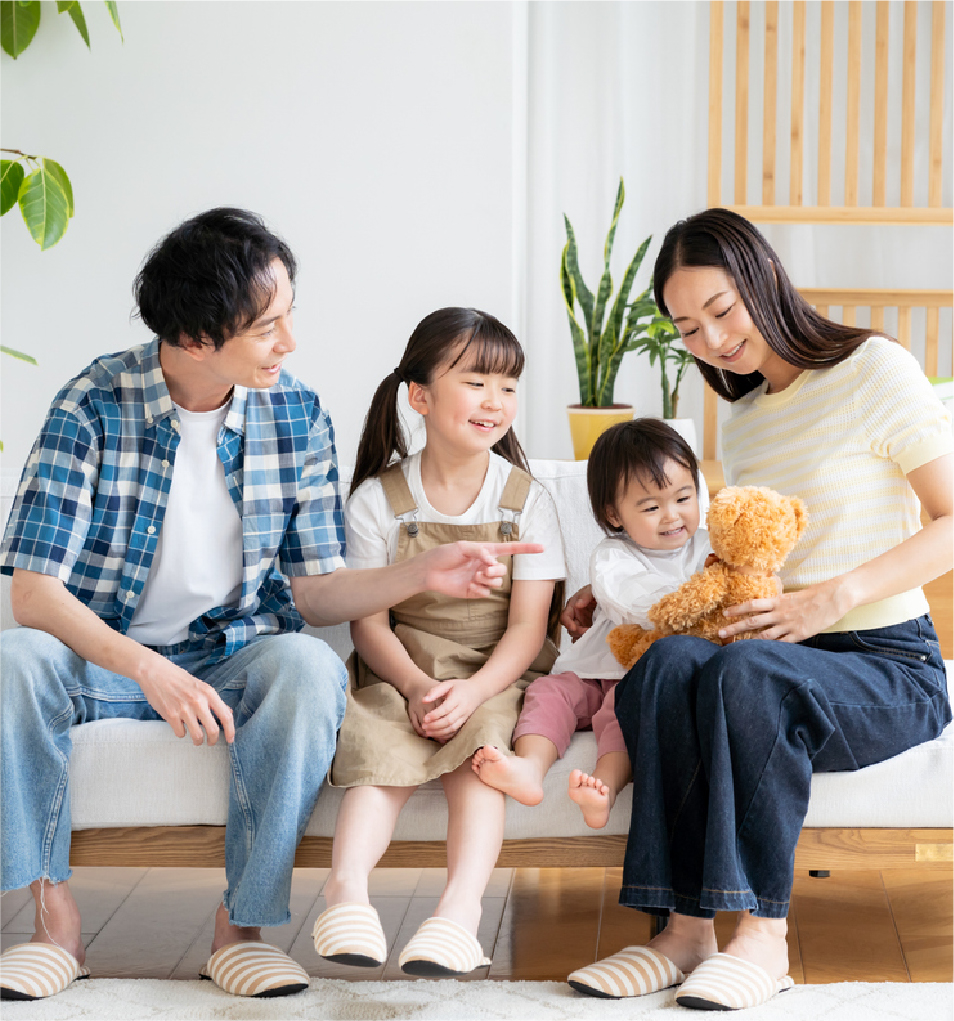 骨組みを検査しているスタッフ